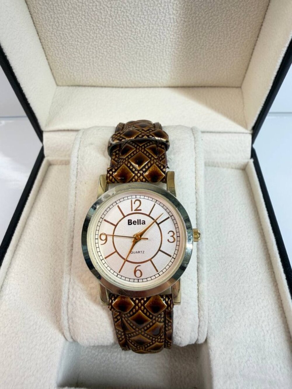 Bella Women’s Quartz Watch – Elegant Patterned Strap